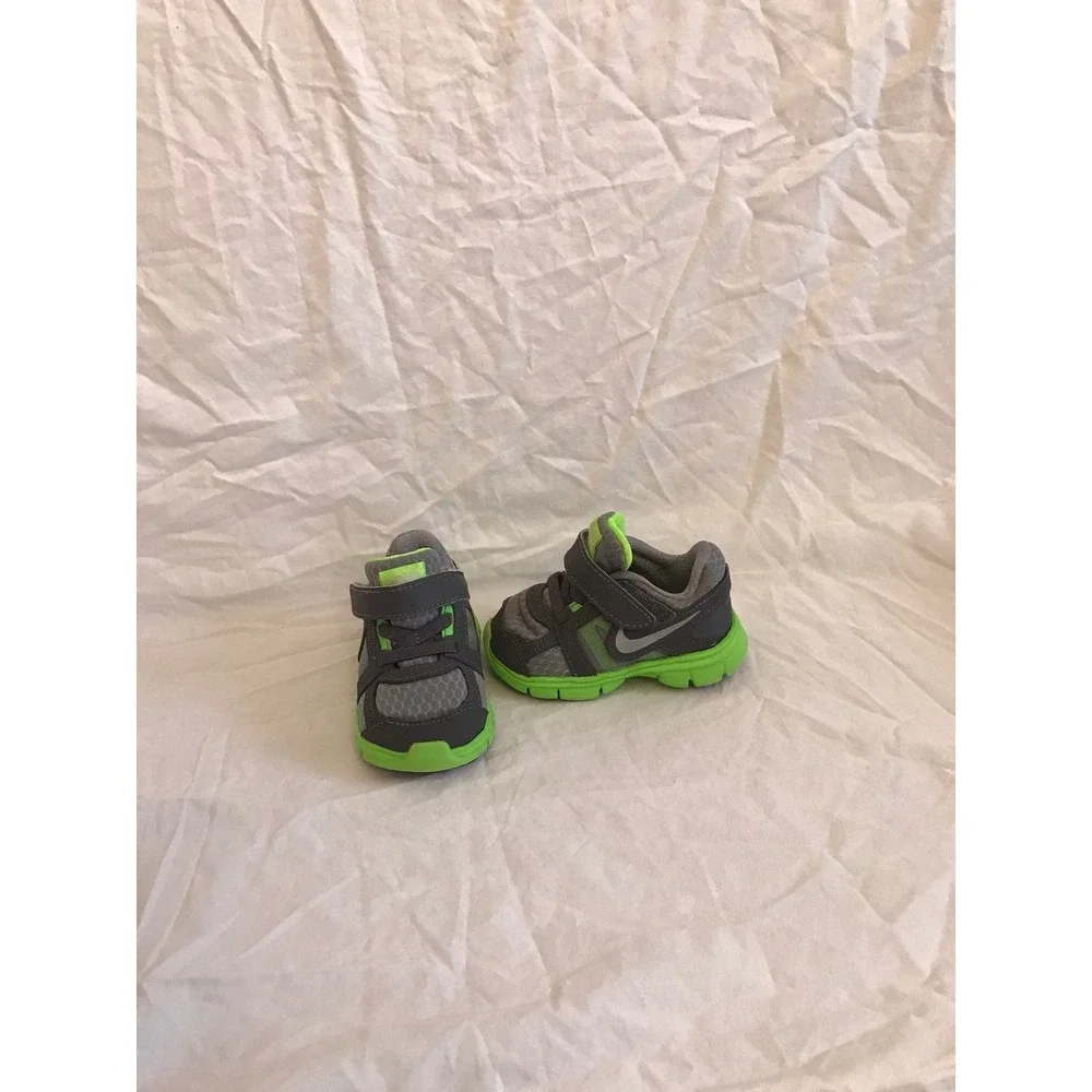 Baby‎ nike shoes size 4